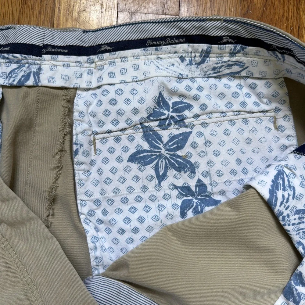 Tommy Bahama Shorts Mens 48R Beige Stretch Chino Cotton Blend Tan Logo EUC